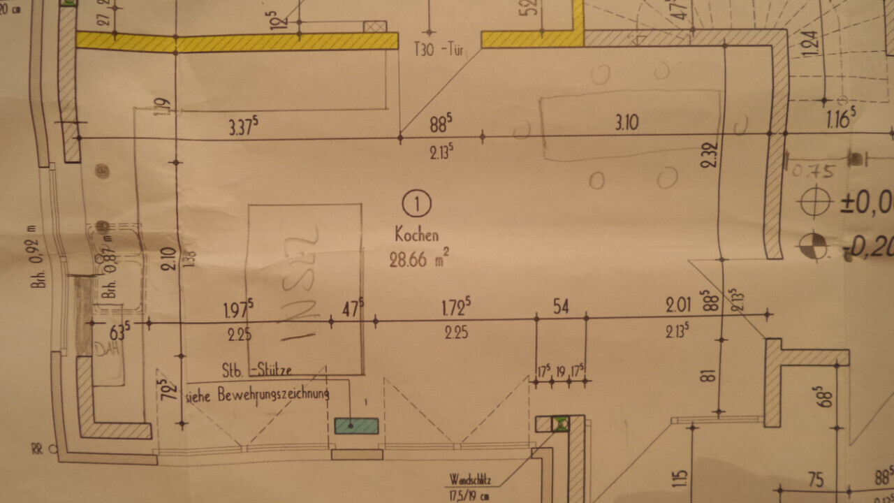 Grundriss eines Küchenbereichs (Kochen) mit Maßangaben, Wänden, Möbeln und Türen.