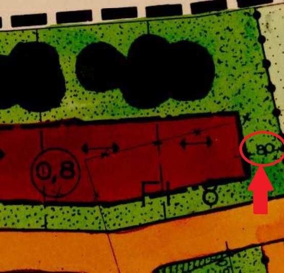 Aerial image: green area with red building complex, black trees and circular marker 0.8.