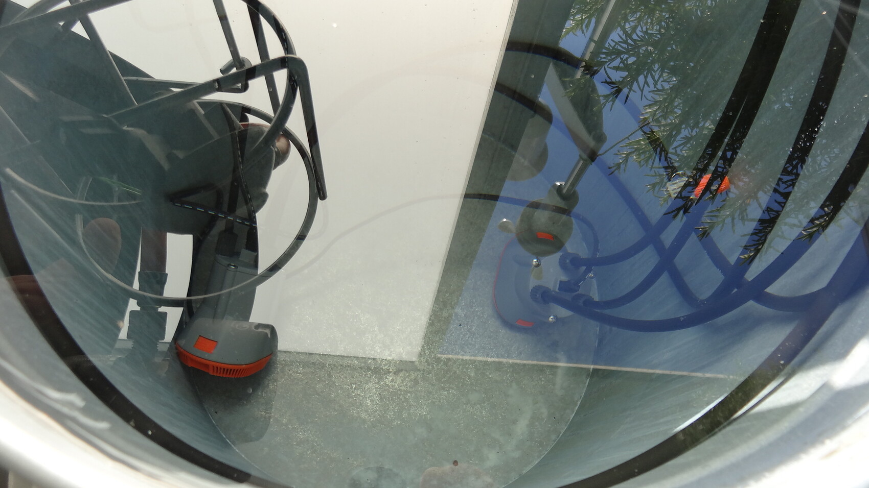 Runde Glasfront mit Haustechnik-Schlaeuchen und Ventilen, Innenansicht