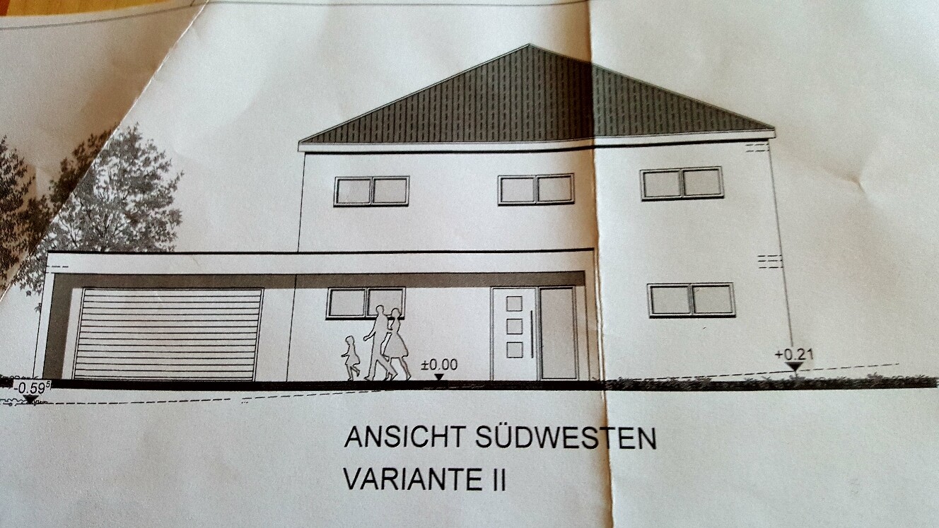 Zweigeschossige Hausfront Zeichnung mit Garage, Eingangstuer und Fenstern im Planstil.