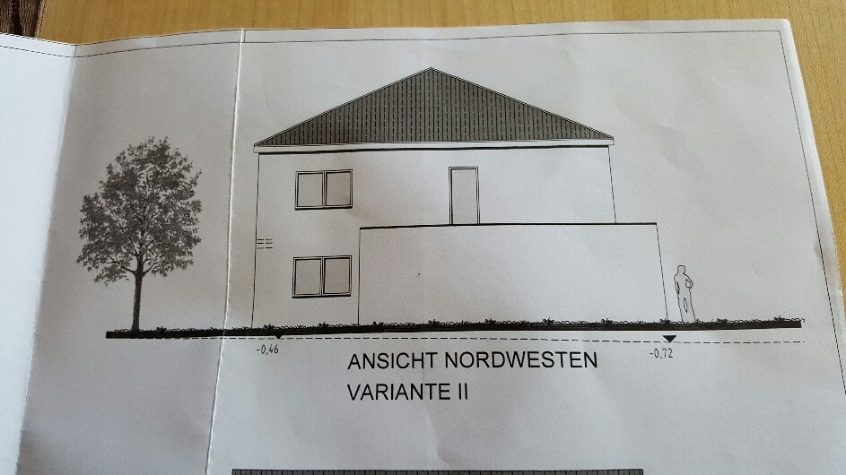 Architektenzeichnung Nordwesten-Ansicht eines zweigeschossigen Hauses mit Baum und Figur