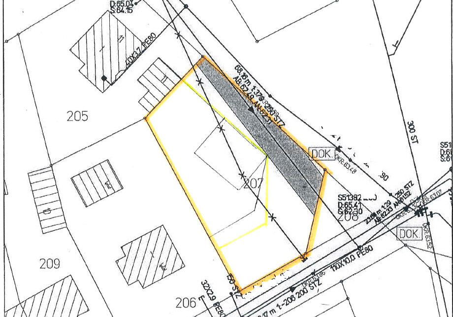 Lageplan eines Baugrundstücks mit gelber Umrandung des Gebäudebereichs.