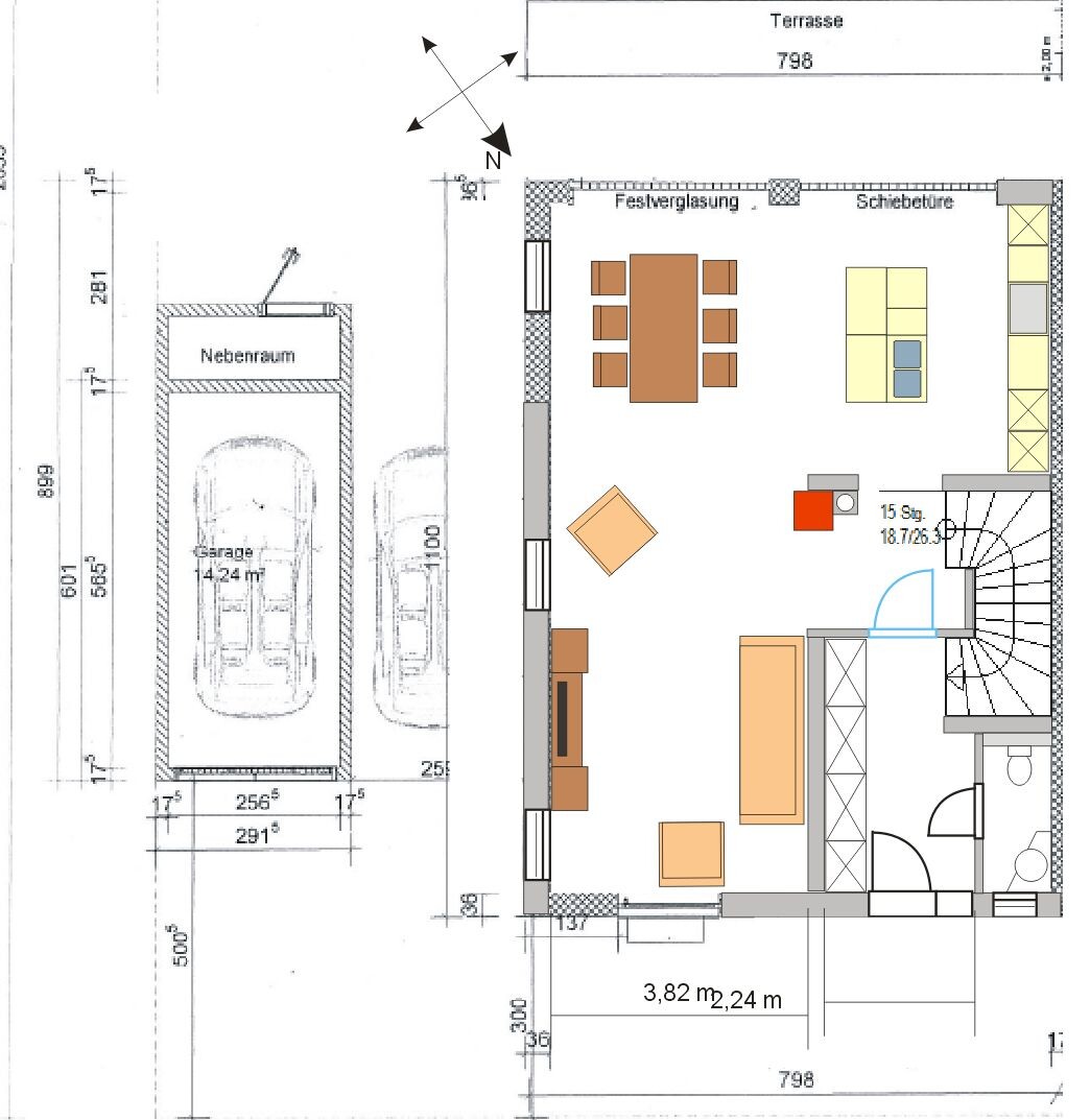 Grundriss eines Hauses mit Wohnzimmer, Küche, Essbereich, Treppe, Garage und Terrasse
