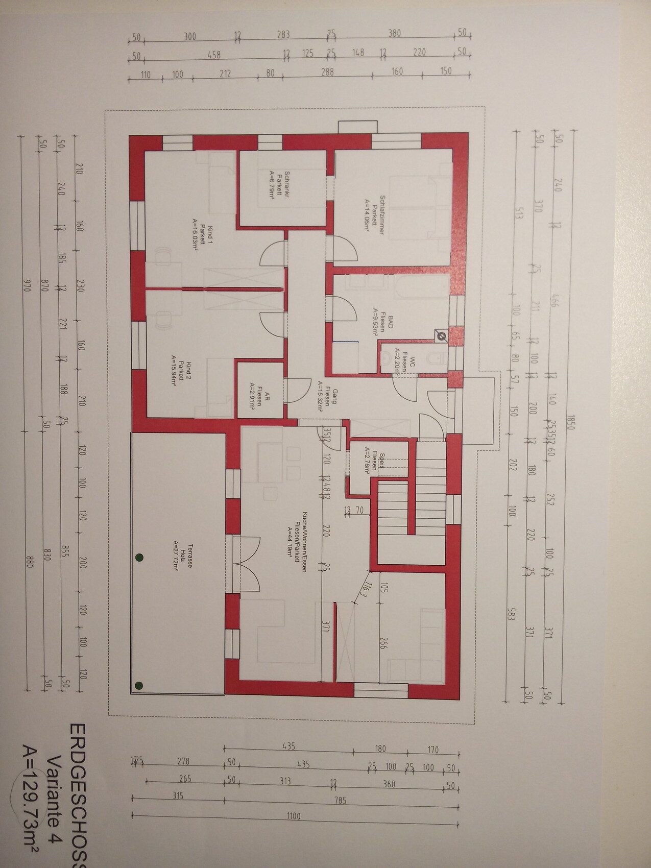 Grundriss-Erdgeschoss eines Hauses mit Zimmern, Türen und Treppen