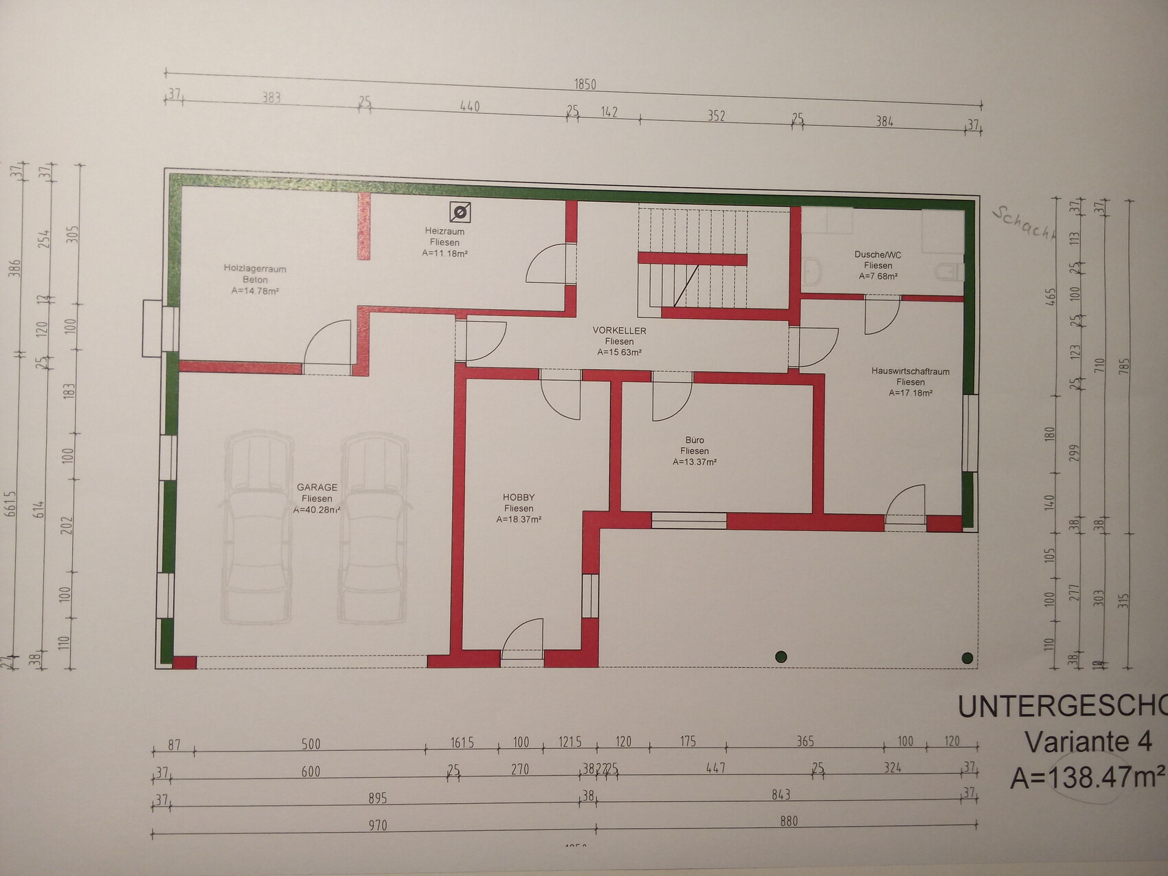 Detaillierter Grundriss eines Hauses mit mehreren Räumen, Türen und Maßen