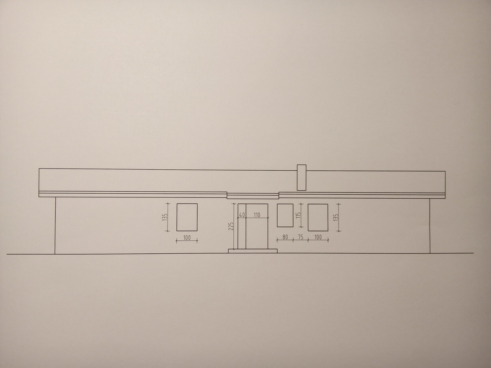 Außenansicht eines langen eingeschossigen Hauses mit Tür und Fenstern in Linienzeichnung.