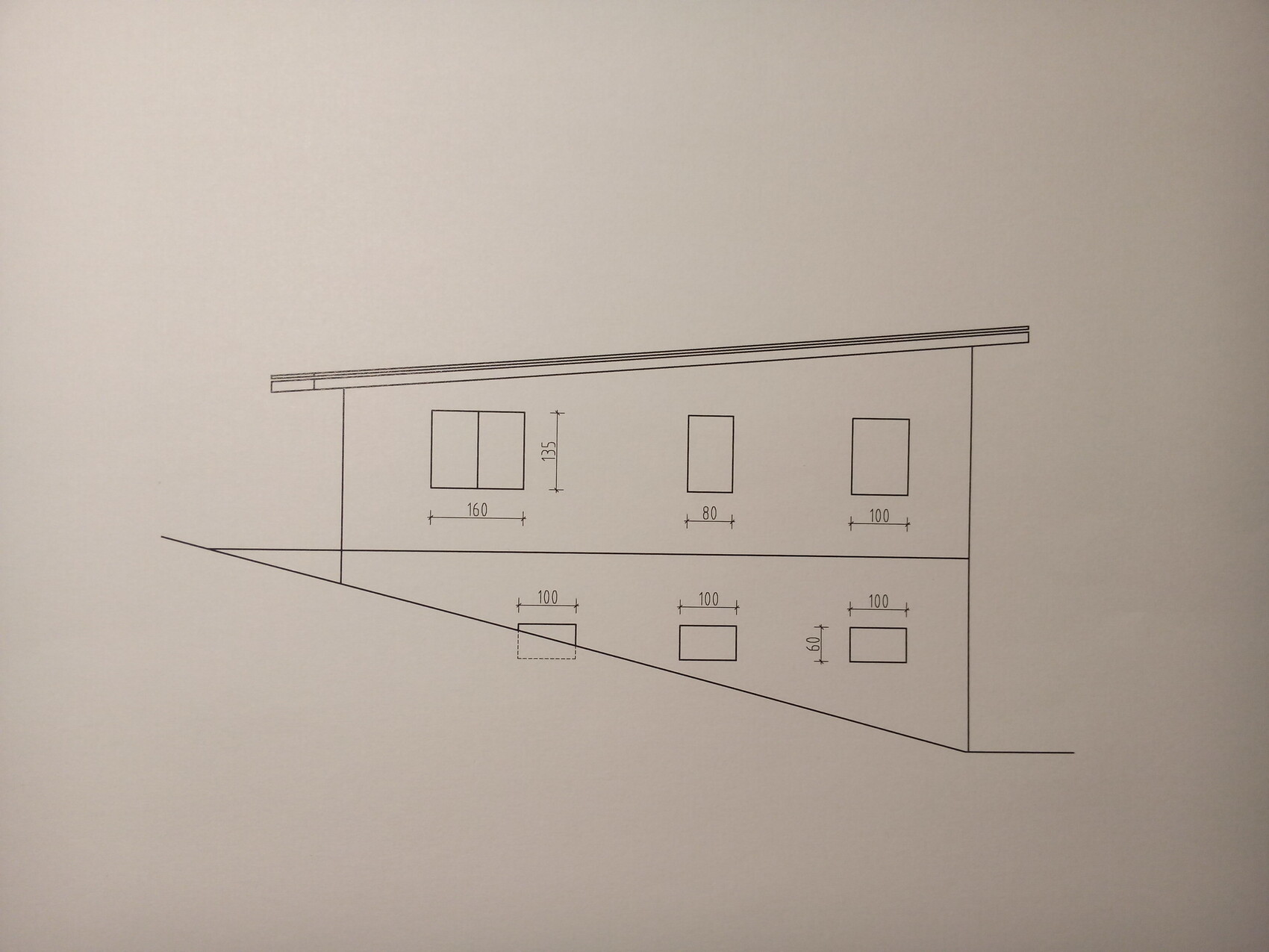 Technische Seitenansicht eines Hauses mit Dachlinie, Fenstern und schrägem Hang