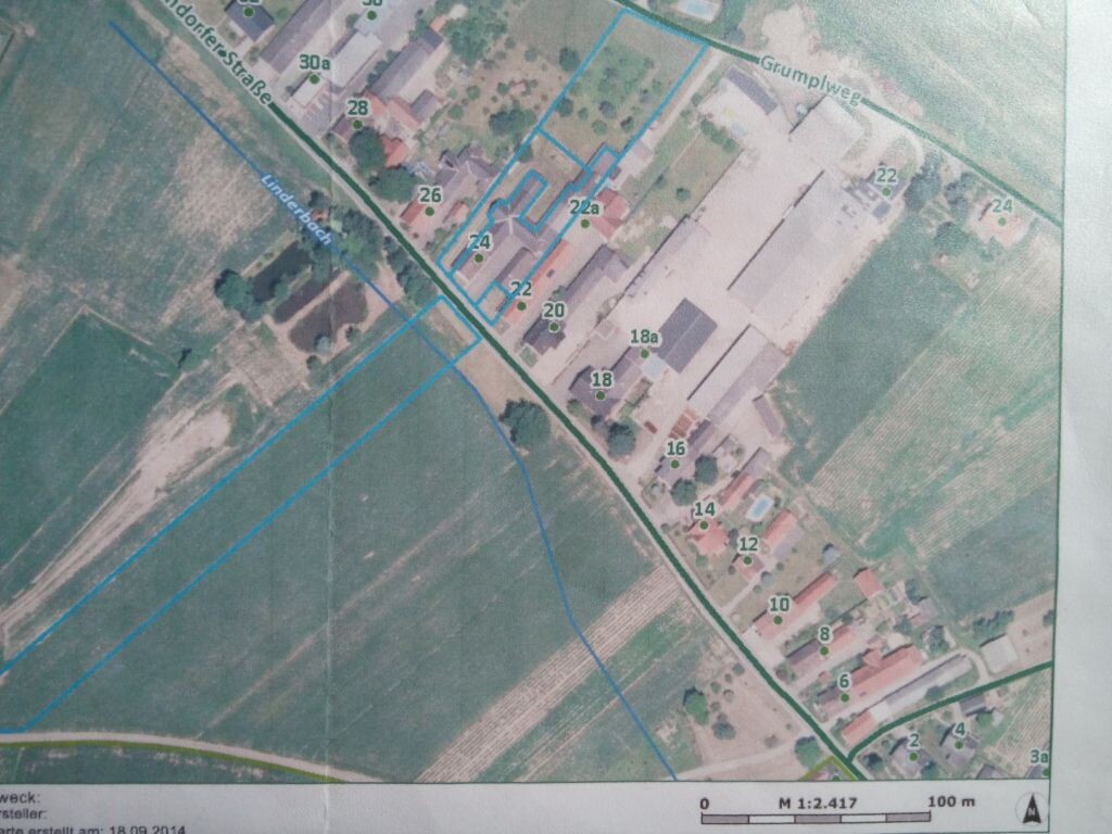 Luftbild eines Baugrundstücks mit Parzellennummern und Grenzlinien.