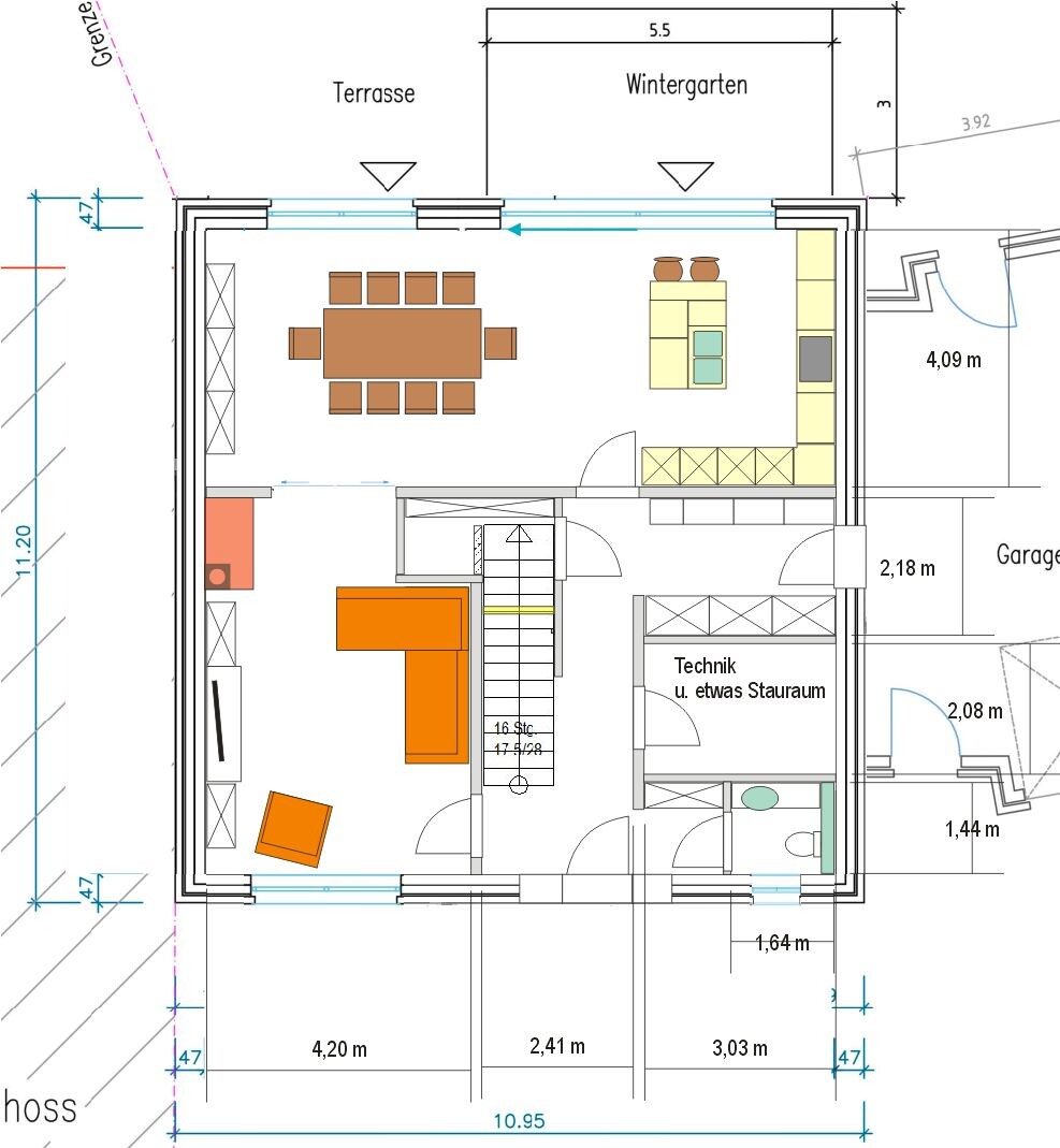 Grundriss eines Wohnhauses mit Küche, Essbereich, Wohnzimmer, Treppe und Terrasse.