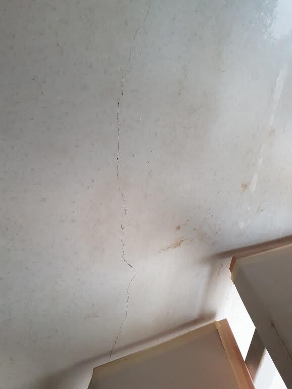 Senkrechter Innenwandriss sichtbar, Baumängel im Haus