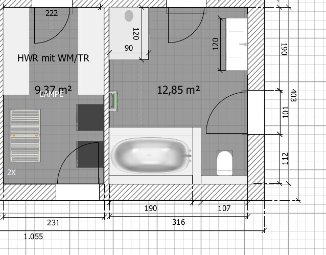 Grundriss eines Hauses: Badezimmer mit Badewanne, WC, Waschbecken; HWR mit WM/TR.