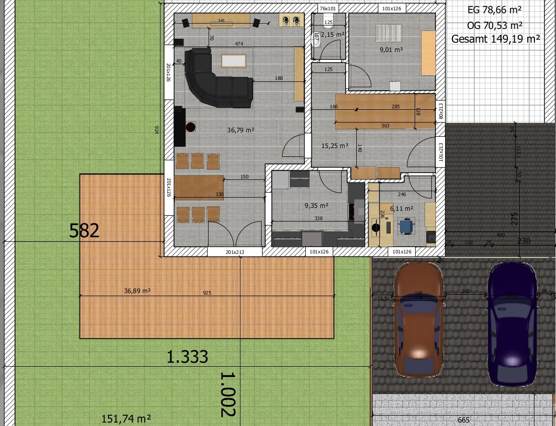 Grundriss eines Hauses mit Wohnzimmer, Küche, Bad, Büro, Garten und zwei Autos.