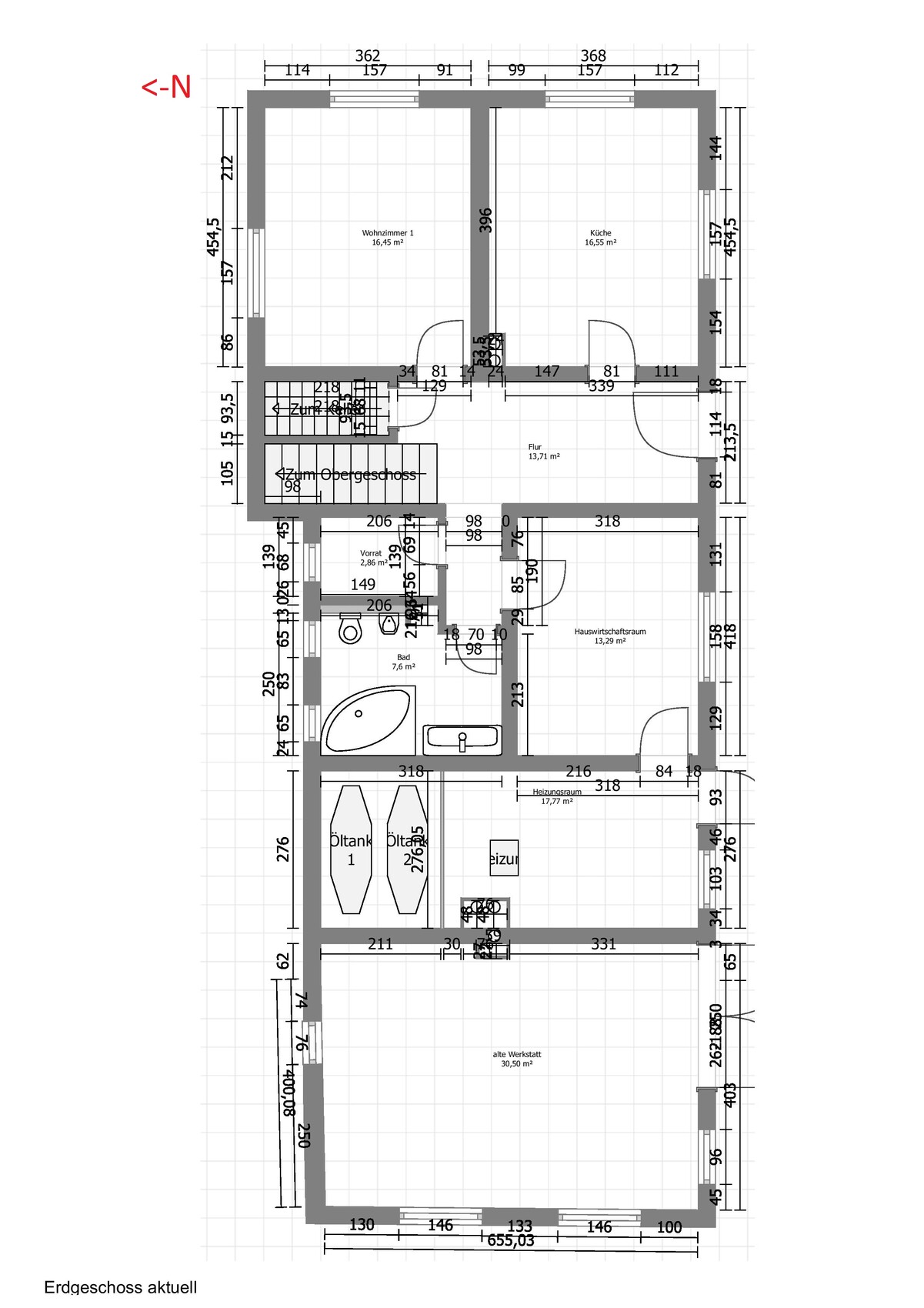 Grundriss Erdgeschoss eines Hauses mit Wohnzimmer, Küche, Bad und Flur