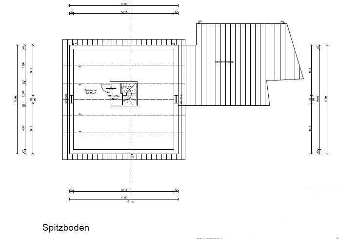Grundriss des Spitzbodens mit Treppenaufgang, Dachstruktur und Maßlinien.
