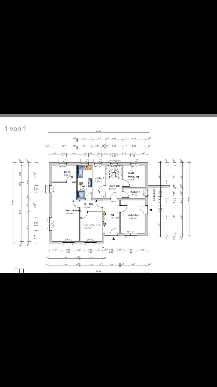 Detaillierter 2D-Grundriss eines Wohnhauses mit Flur, Zimmern, Küche und Keller.