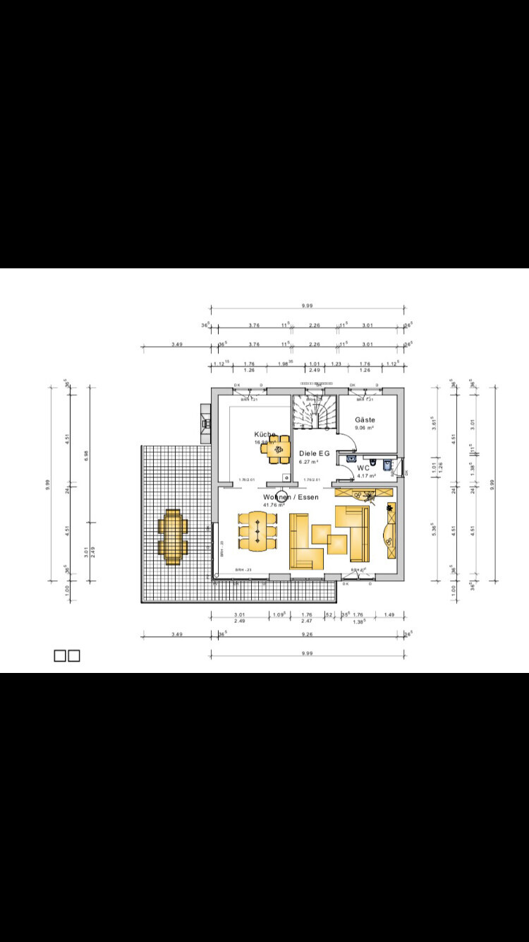 Grundriss eines Einfamilienhauses mit Terrasse, Küche, Wohnzimmer und Essbereich mit Maßen.