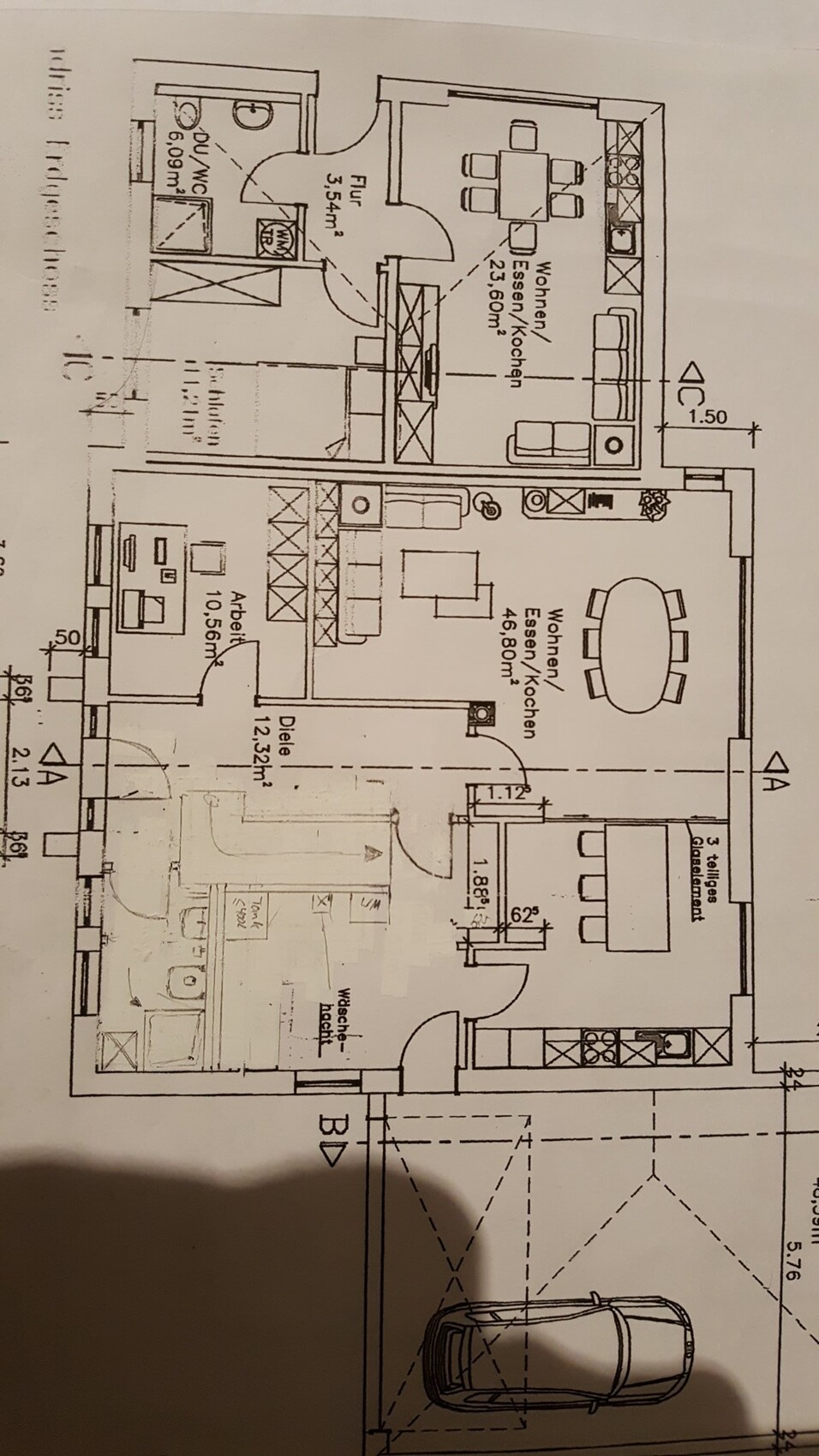 Grundriss eines Hauses mit Wohn-/Ess-/Kochbereich, Arbeitszimmer, Diele, Bad, Waschküche, Garage.