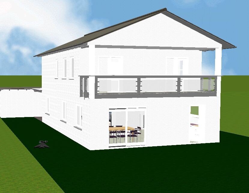 Weißes zweistöckiges Haus mit Balkon, großen Glasfenstern und Terrasse auf grünem Gras.