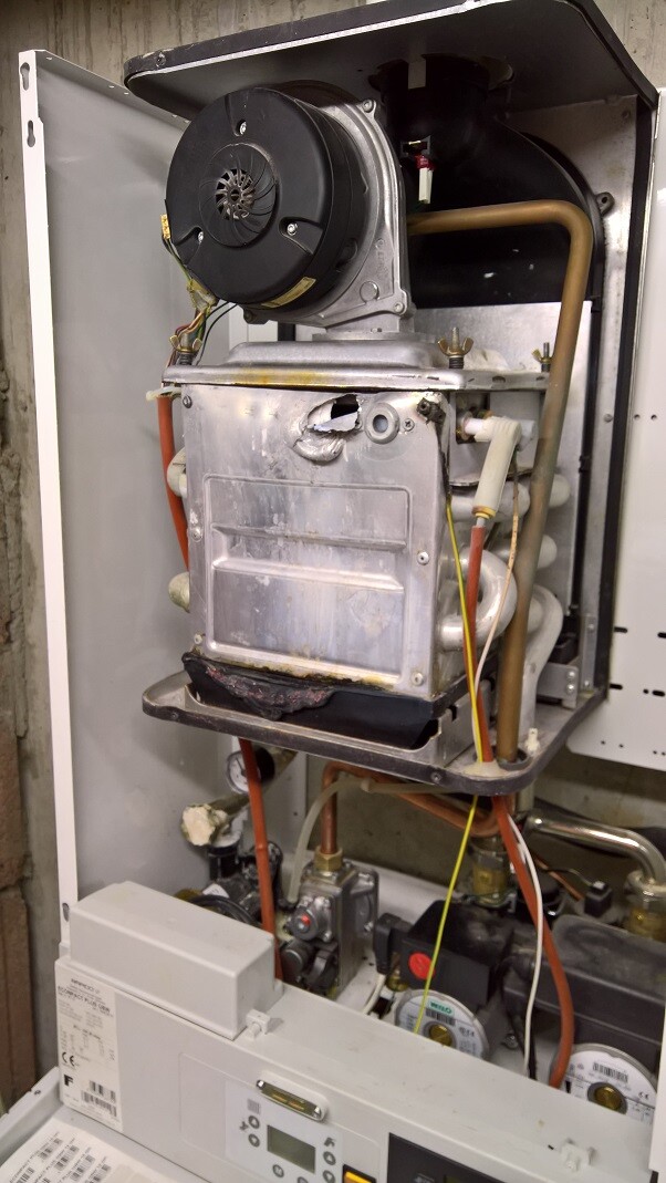 Gasheating device with fan, copper pipes, and control unit inside the device.