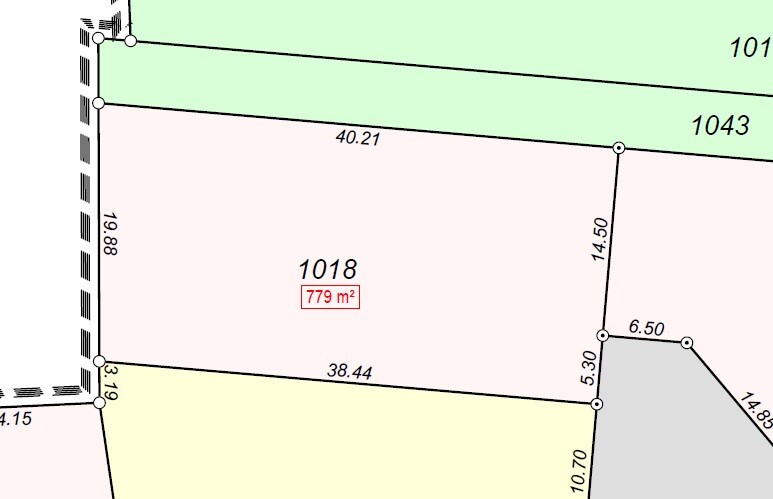 Site plan of a building plot with parcel 1018, dimensions and adjacent parcels