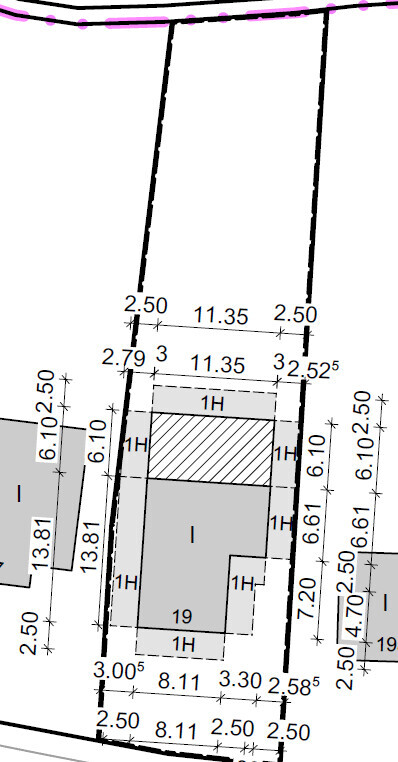 Grundrissplan eines Baugrundstücks mit Gebäudefläche und Maßlinien