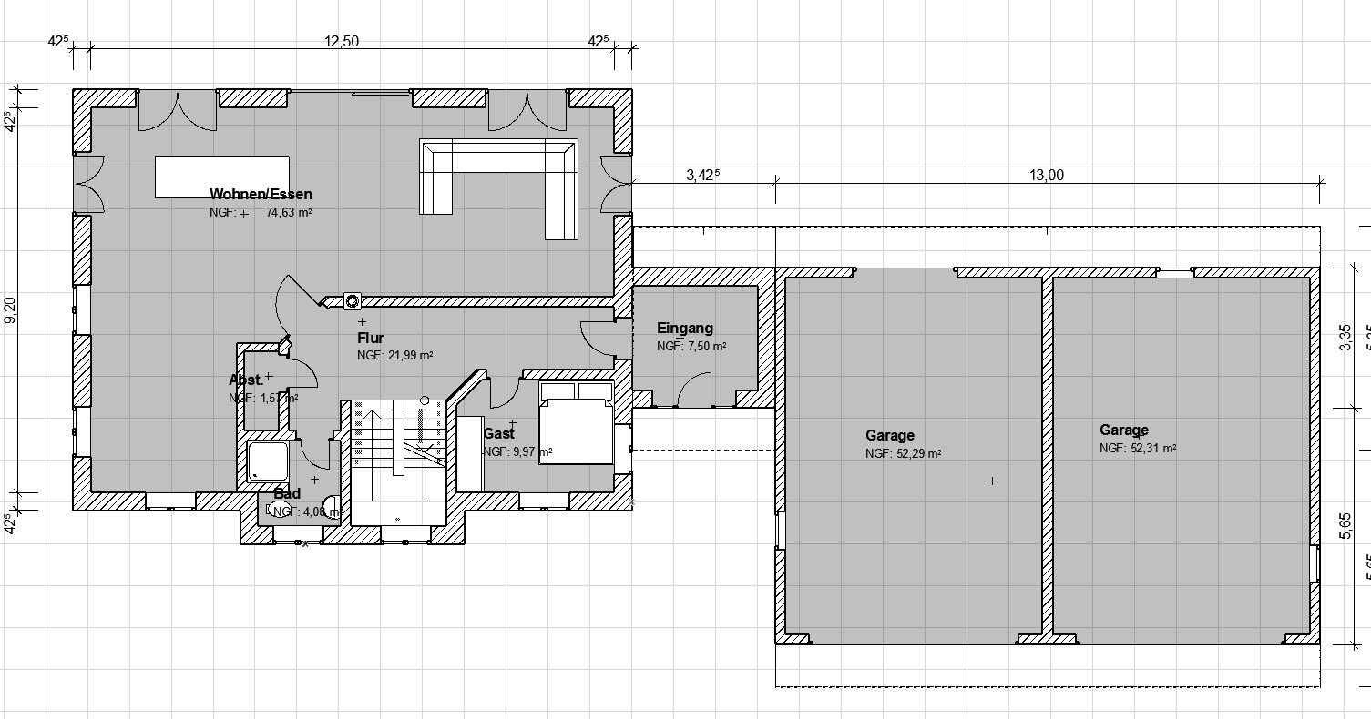 Grundriss eines Hauses: Wohn/Essbereich links, Flur, Eingang, Bad, Gast, Treppe, Garagen rechts.