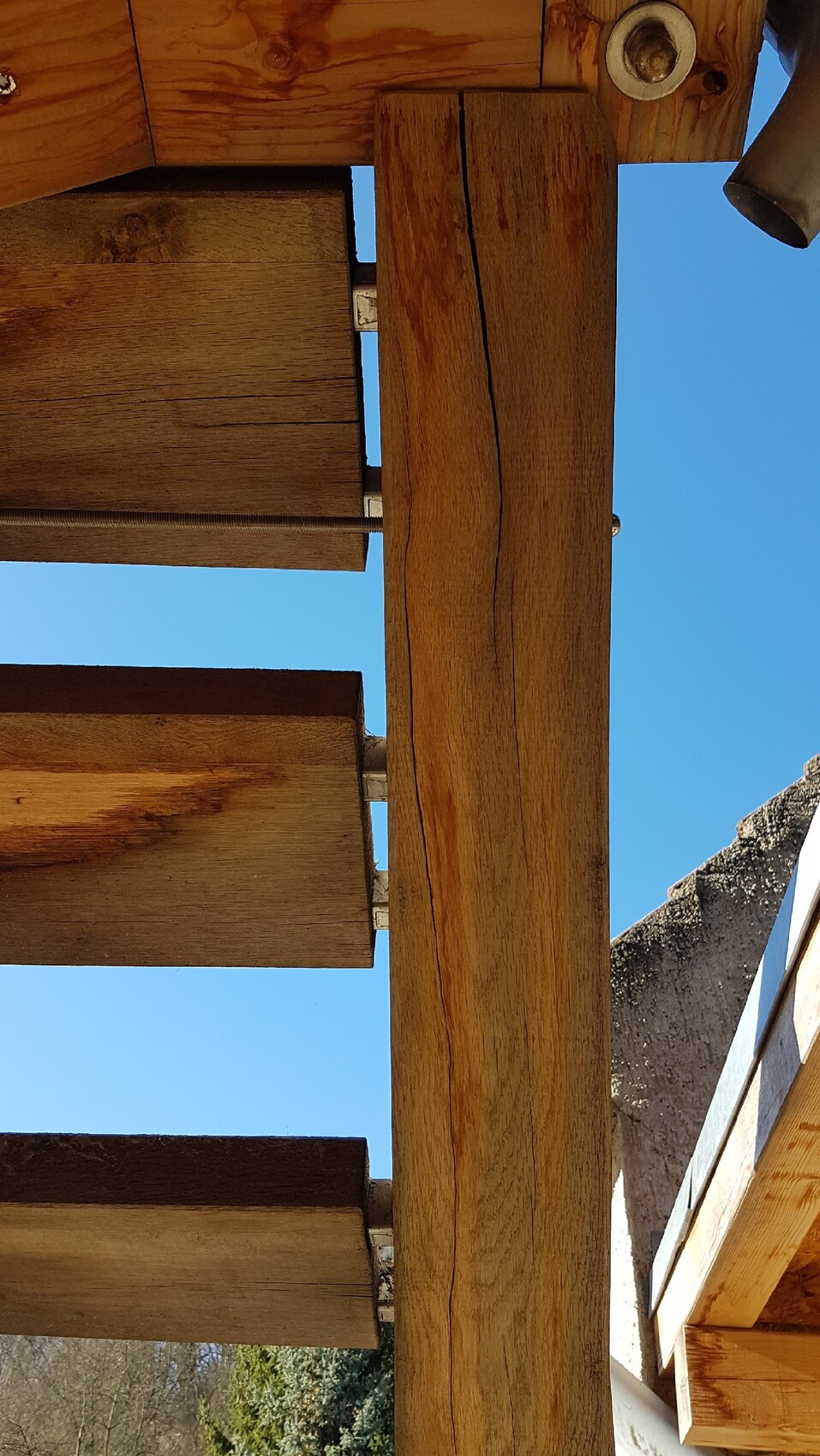 Holzständerwerk und Holzbalken einer Außenkonstruktion im Freien