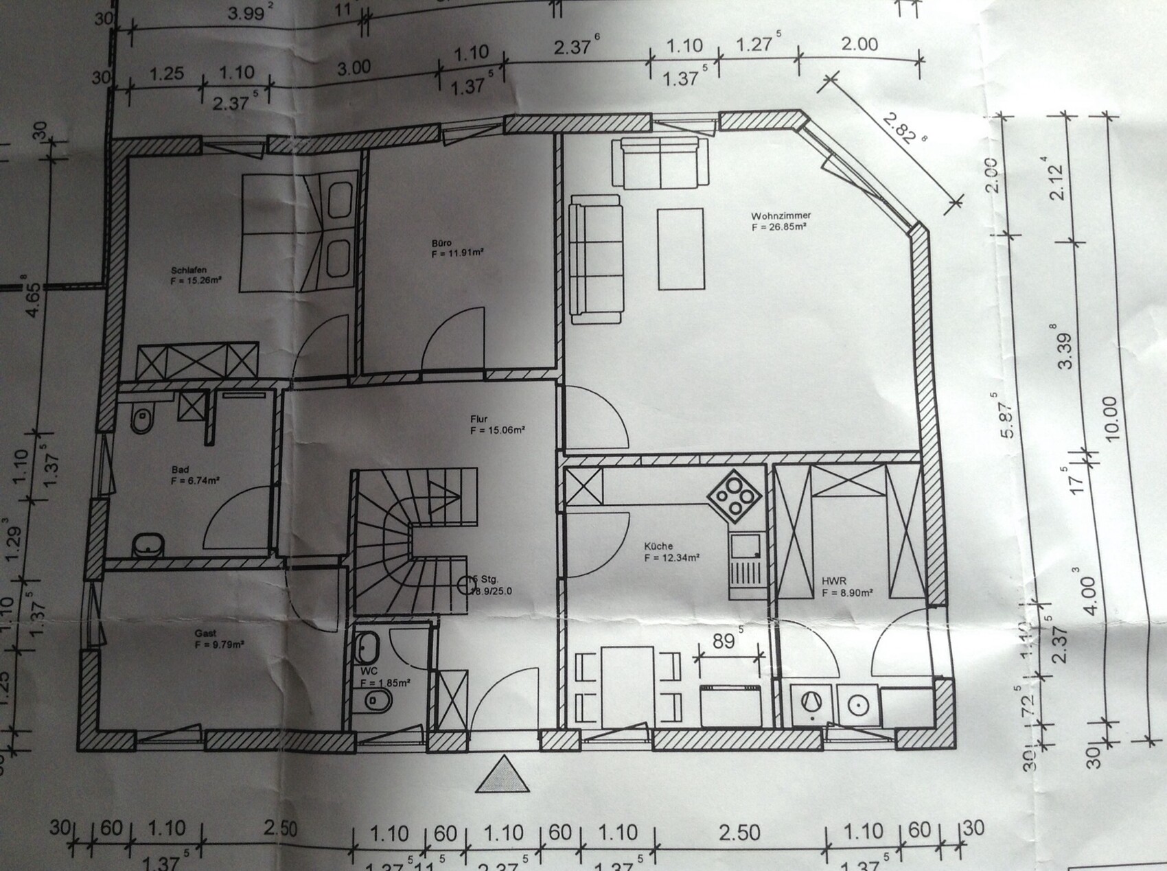 Detaillierter Grundriss eines Wohnhauses mit Schlafzimmer, Büro, Wohnzimmer, Küche, Bad und Flur