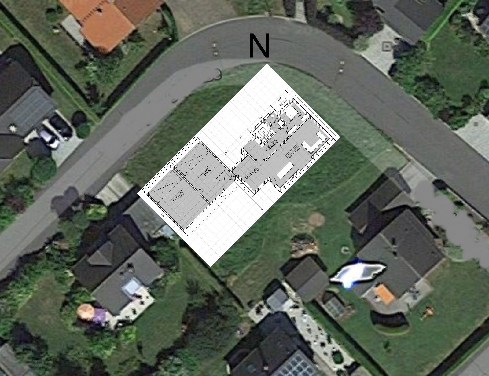 Luftbild eines Wohnviertels mit überlagertem Grundrissplan eines Hauses, Norden oben.