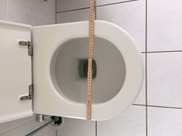 Toilette mit Massband im Badezimmer