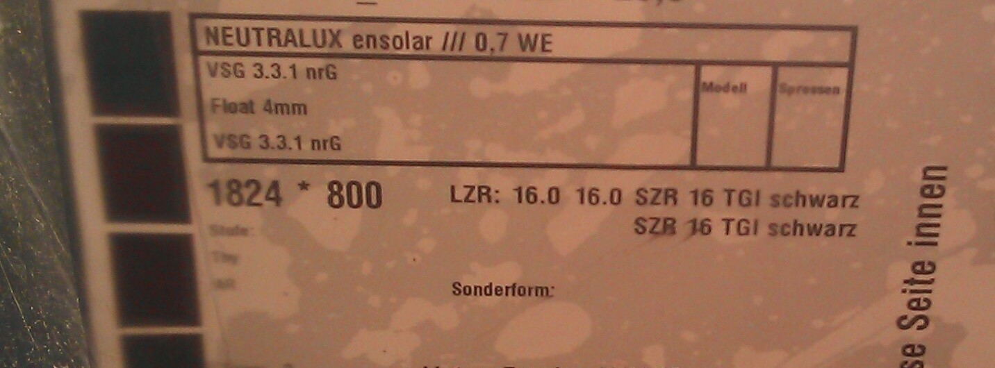 Close-up of a product label with NEUTRALUX ensolar dimensions 1824x800