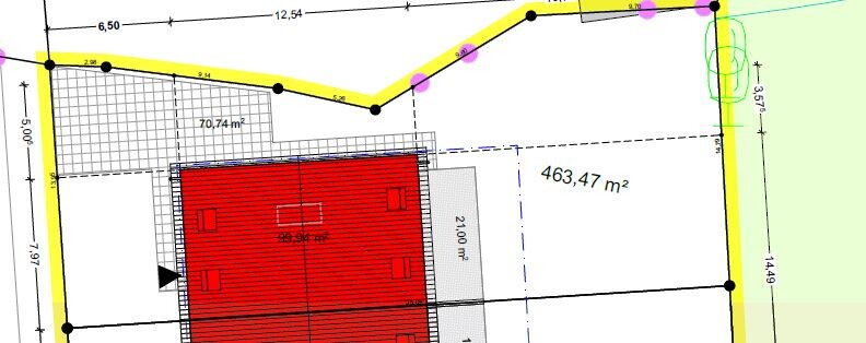 Site plan of a building plot with red house outline and plot boundary as well as markings