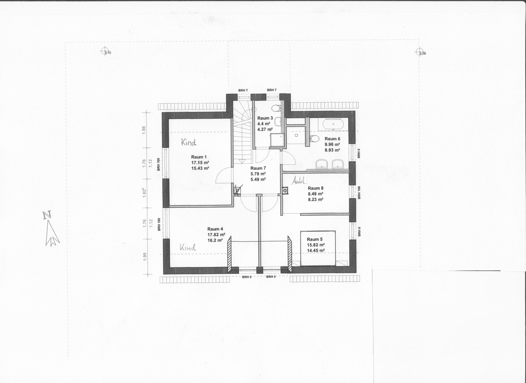 Grundrissplan eines Wohnhauses mit mehreren Zimmern, Treppenhaus und Badezimmer