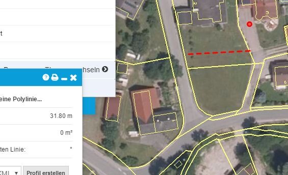 Section of a building plot with yellow boundary lines and buildings in the planning tool