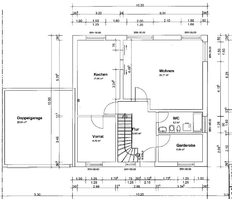 Grundriss eines Hauses: Wohnzimmer, Küche, Vorrat, Flur, WC, Garderobe und Doppelgarage.