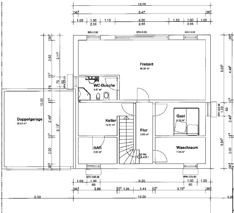 Grundriss eines Hauses: Freizeit, Keller, Flur, Waschraum, Gast, WC-Dusche und Doppelgarage.