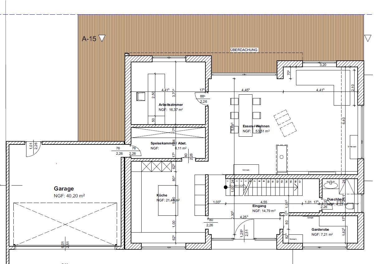 Grundriss: Garage, Küche, Arbeitszimmer, Speisekammer, Essen/Wohnen, Duschbad, Garderobe; Terrasse.
