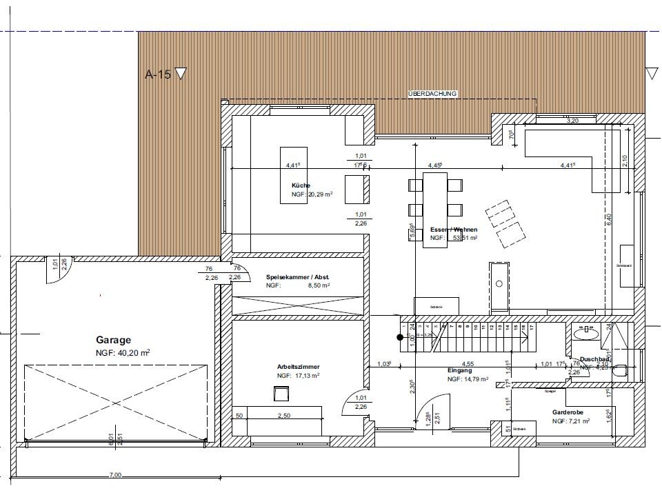 Grundriss eines Wohnhauses: Garage, Küche, Ess- und Wohnbereich, Arbeitszimmer, Badezimmer, Terrasse