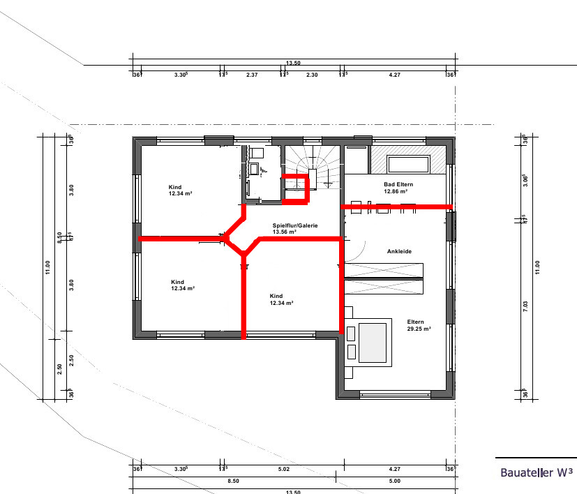 Grundriss eines Hauses mit drei Kinderzimmern, Elternschlafzimmer; rote Fluchtwege markiert.