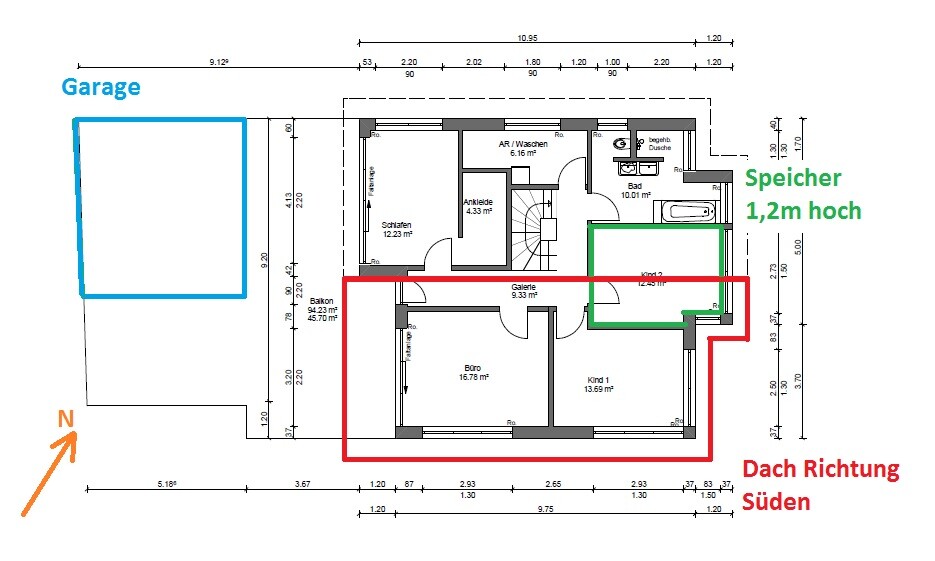 Grundriss eines Hauses: blaue Garage links, grüner Speicher rechts, roter Dachbereich, Nordpfeil.