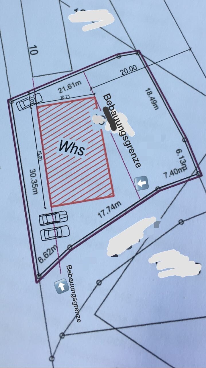 Architektur-Grundriss eines Baugrundstücks mit Bebauungslinie, Wohnhaus und Parkplätzen