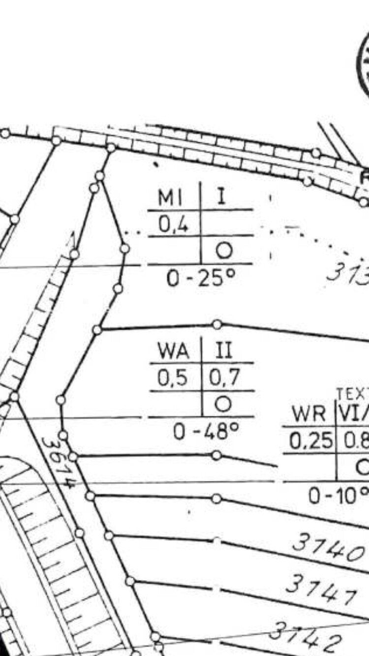 Technischer Bauplan mit Rohbau- und Fundamentkonturen, Messwerte und Linien