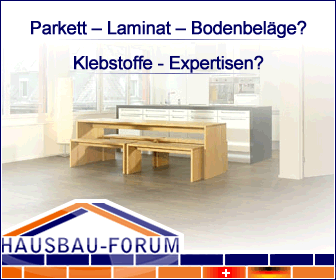 Helles Wohnzimmer mit heller Sitzbank vor großen Fenstern und Tageslicht.
