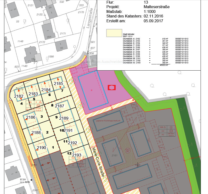 Lageplan eines Baugebiets mit Grundstücksgrenzen, Straßenverlauf und Gebäudeflächen.