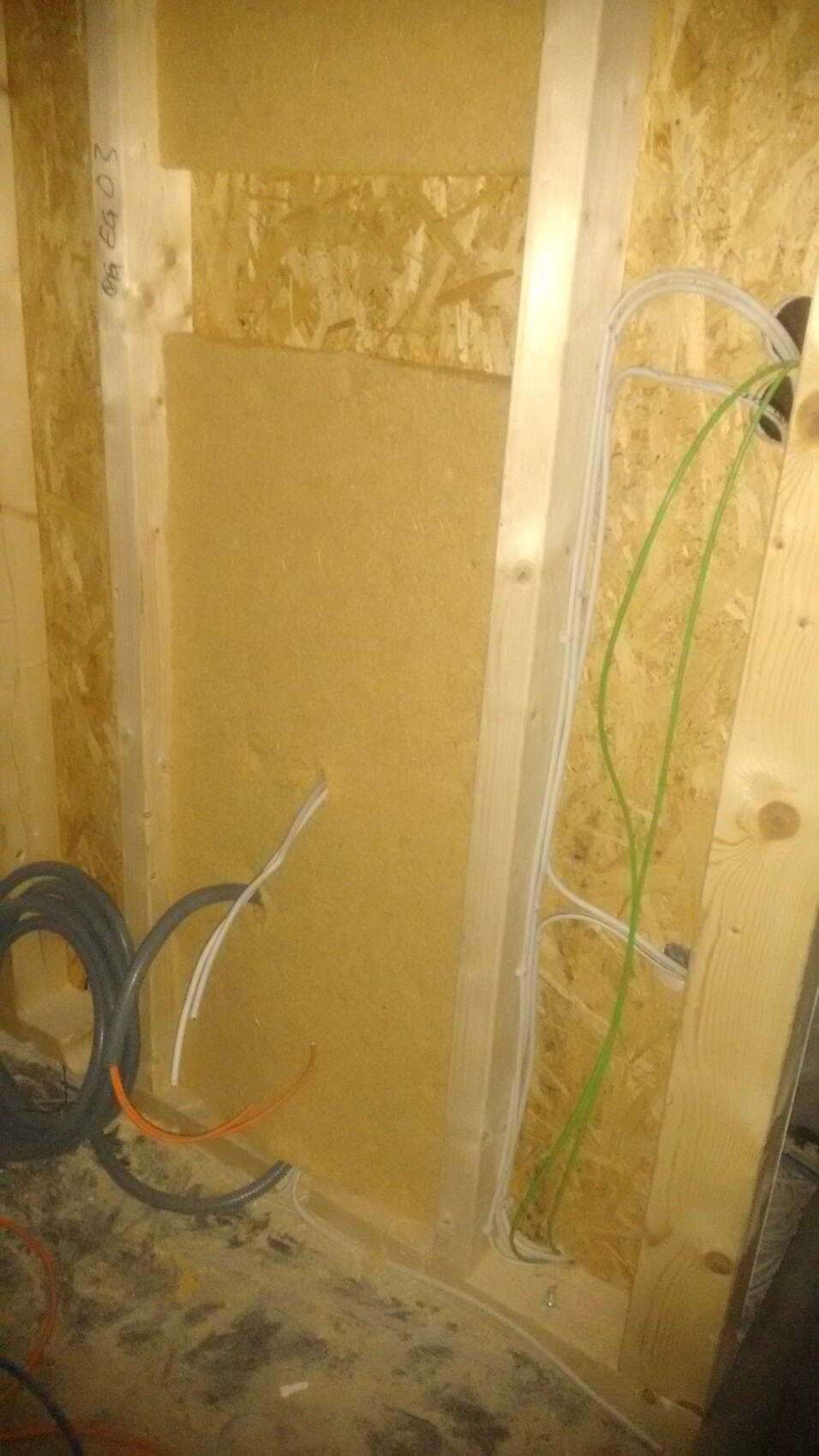 Shell construction: visible electrical wiring in timber stud wall