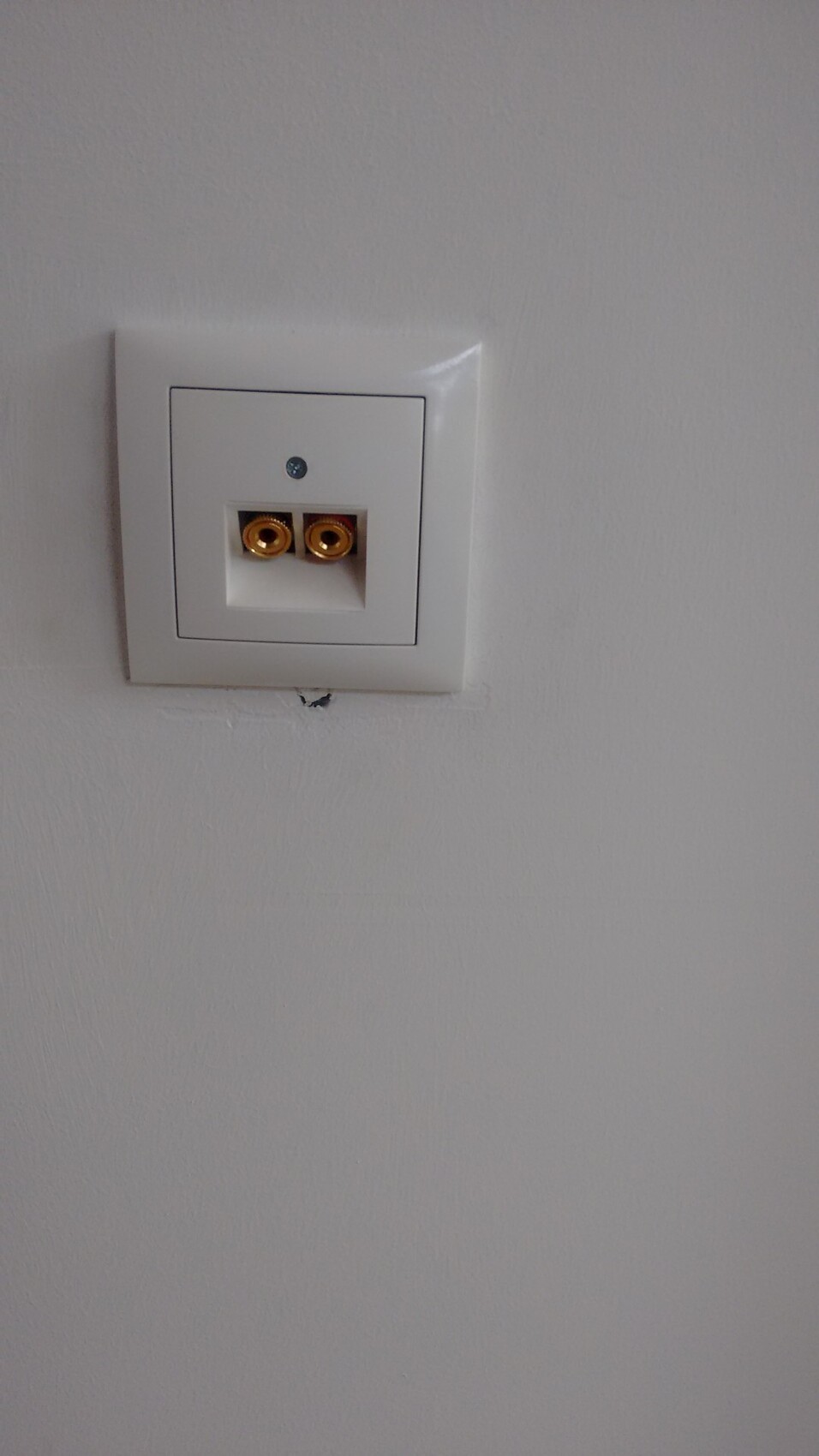 Weiße Wandsteckdose mit zwei goldenen Koaxial-Buchsen in quadratischem Rahmen