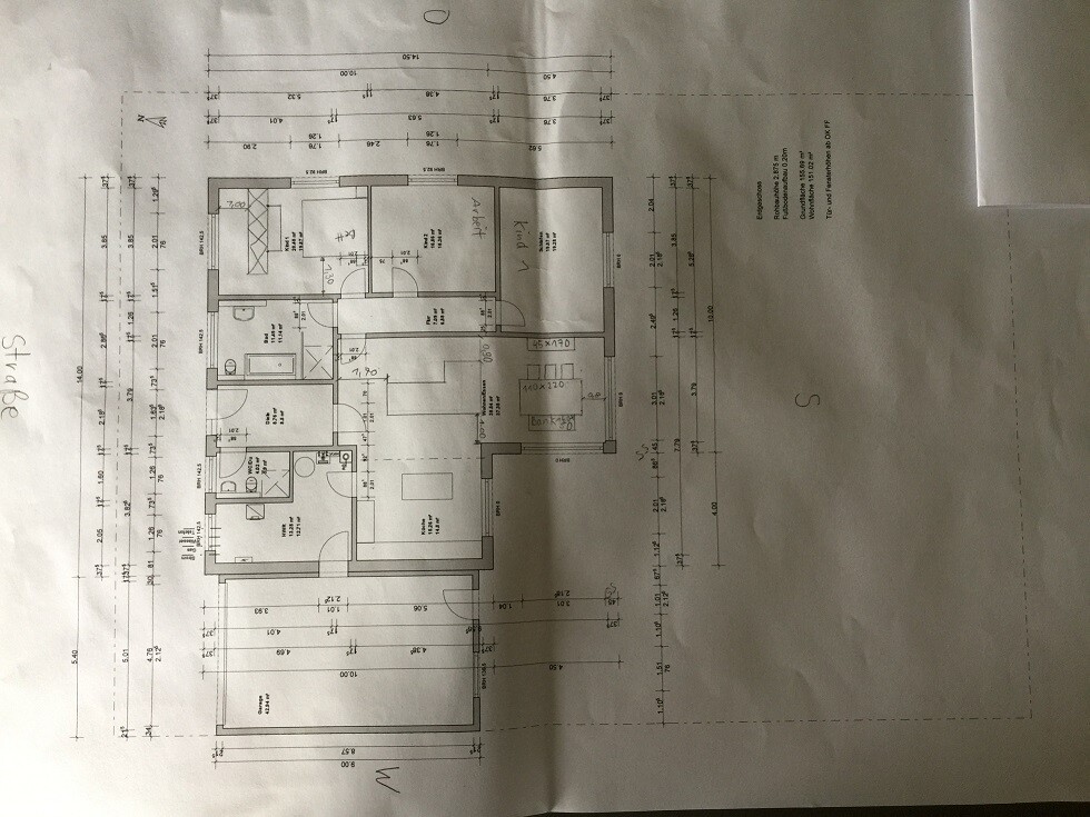 2D-Grundriss eines Wohnhauses mit mehreren Räumen, Türen und Wänden