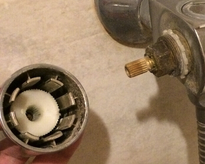 Faucet with removed aerator and visible gear wheel
