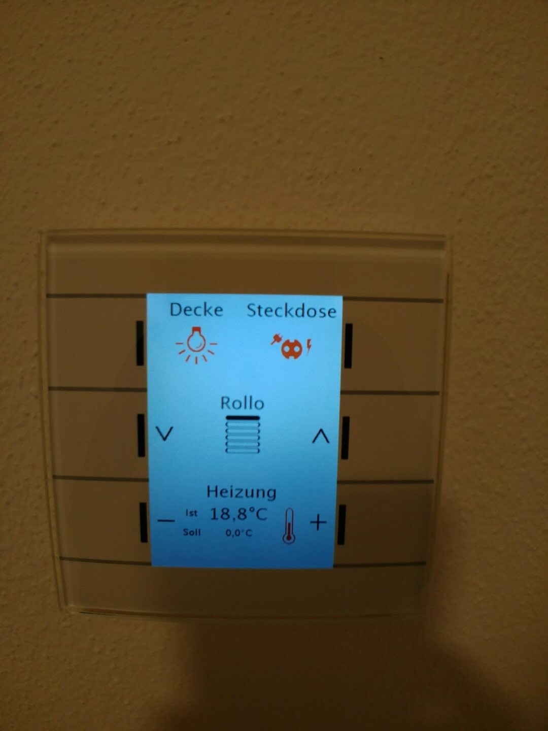 Zettel mit Symbolen für Decke, Steckdose, Rollo, Heizung; Temperatur 18,8°C.