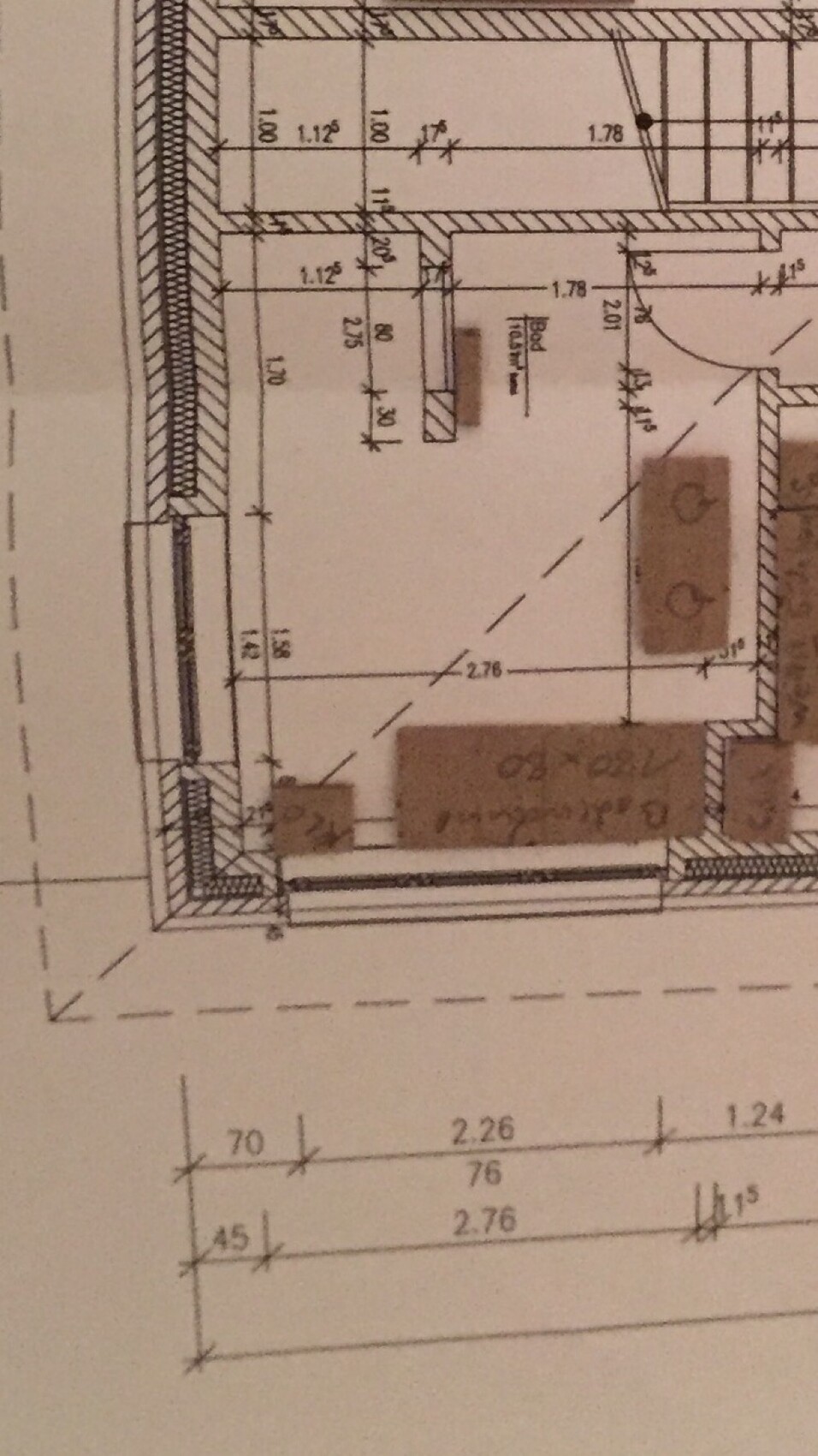 Ansicht eines Grundrisses: Raum mit Wänden, Türen, Maßlinien und Möbelblöcken.